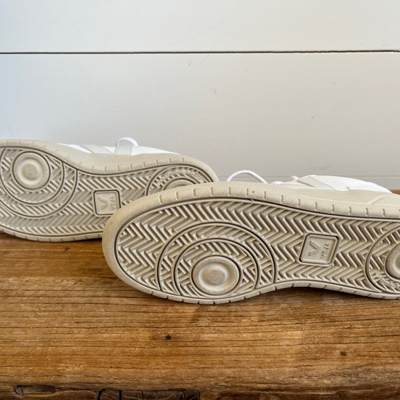 Woman’s Veja V-12 - Picture 4 of 4